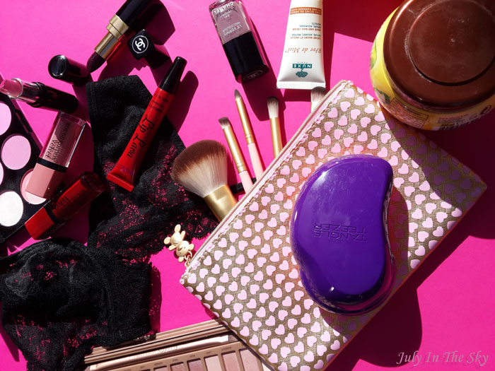 Mes favoris des mois de mars et d'avril 2015 : lingerie Rosa La Perla, palettes Naked d'Urban Decay et blush de Makeup Revolution, Kit de pinceaux Essentials de Too Faced, Rouge Coco de Chanel, Rouge Edition Velvet de Bourjois, #Happylips et Lip Lava de Makeup Revolution blog beauté favoris mars avril 2015 lingerie rosa la perla naked urban decay blush makeup revolution pinceaux essentials too faced rouge coco chanel edition velvet bourjois #happylips et lip lava makeup revolution